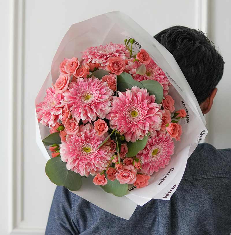 envía ramod e rosas con gerberas barato