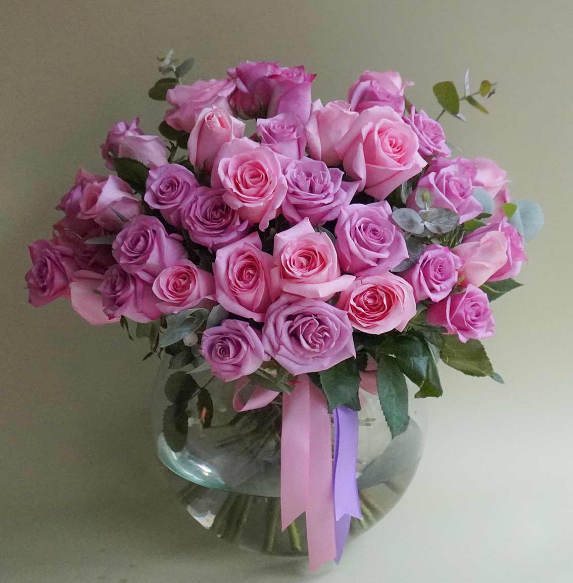 Arreglo de rosas moradas y rosas cerca de mi