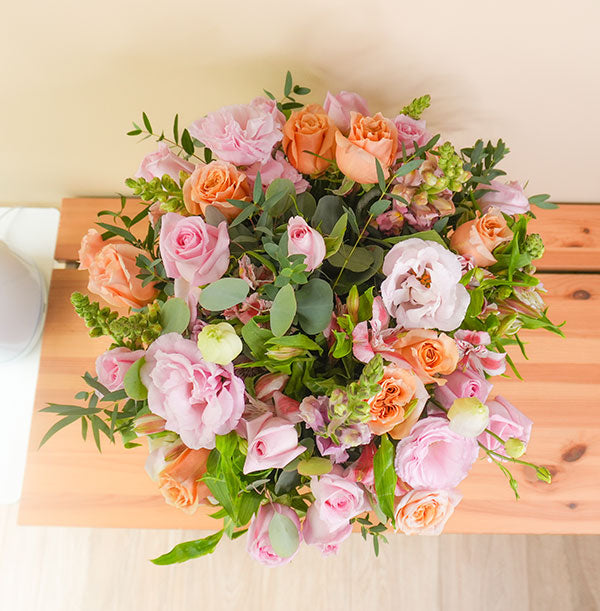 enviar arreglo de flores en florero en tonos pastel