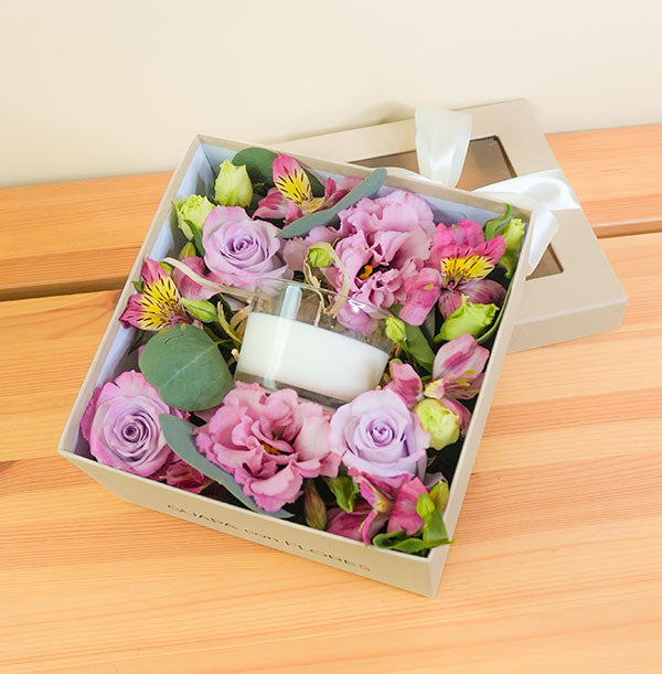 enviar arreglo de flores con vela para celebrar