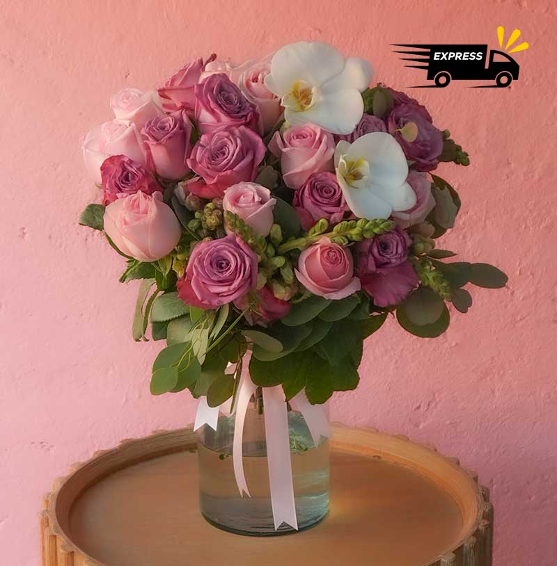enviar flores arreglo de rosas con anthittinums y orquídeas en florero para regalar