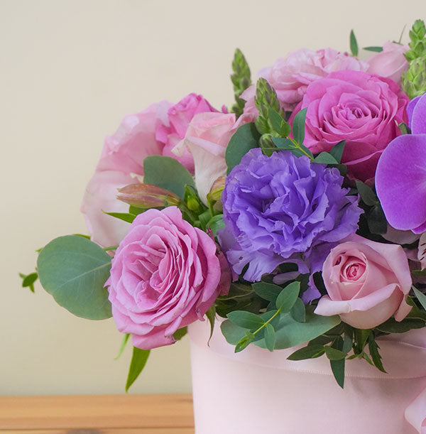 Arreglo de flores Jardín de rosas con orquídeas