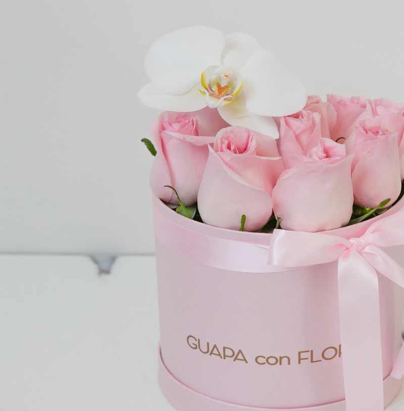 envia rosas en tono rosa en caja con orquídea