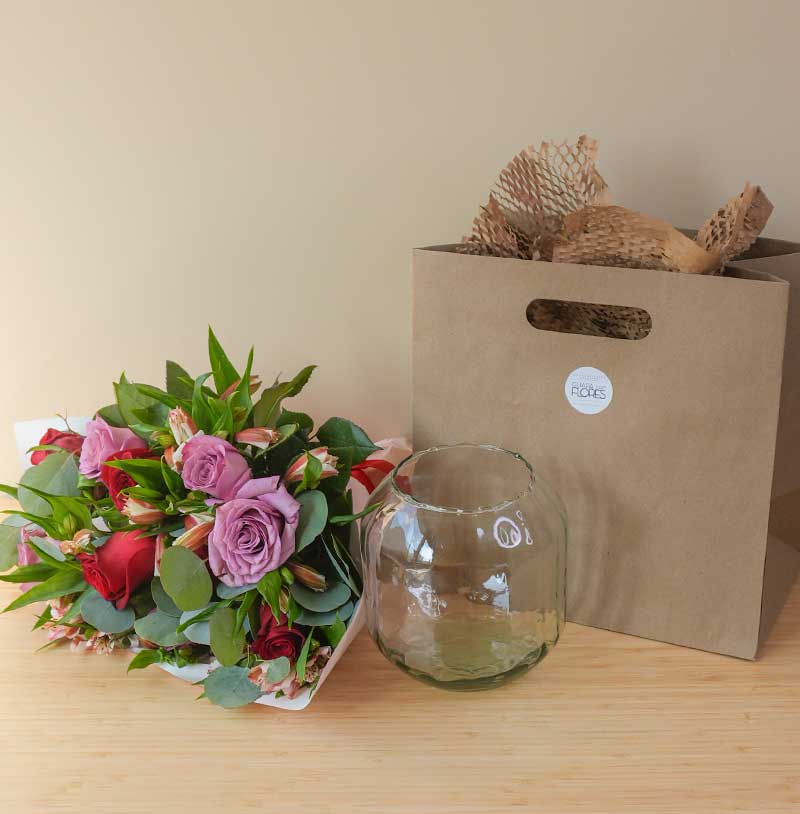 envío de arreglo de rosas con alstromelias para regalar