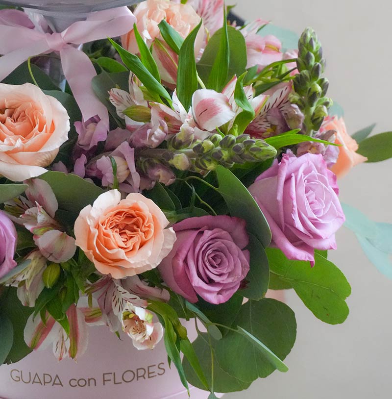 envío de rosas con flores para celebrar con globo