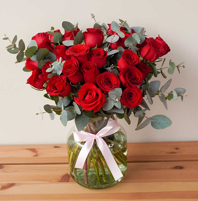 arreglo de 24 rosas rojas en florero