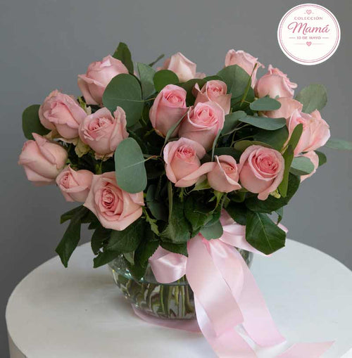 Arreglo de 24 rosas en florero - para mamá