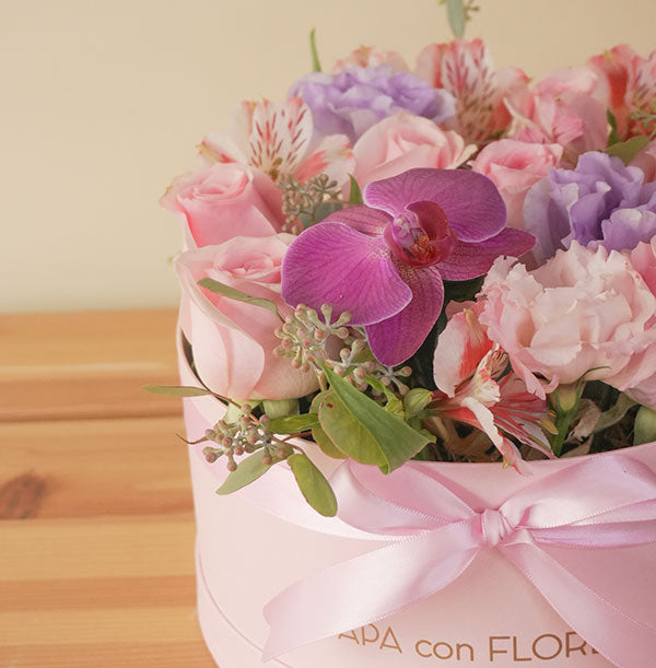flores con orquidea en caja a domicilio