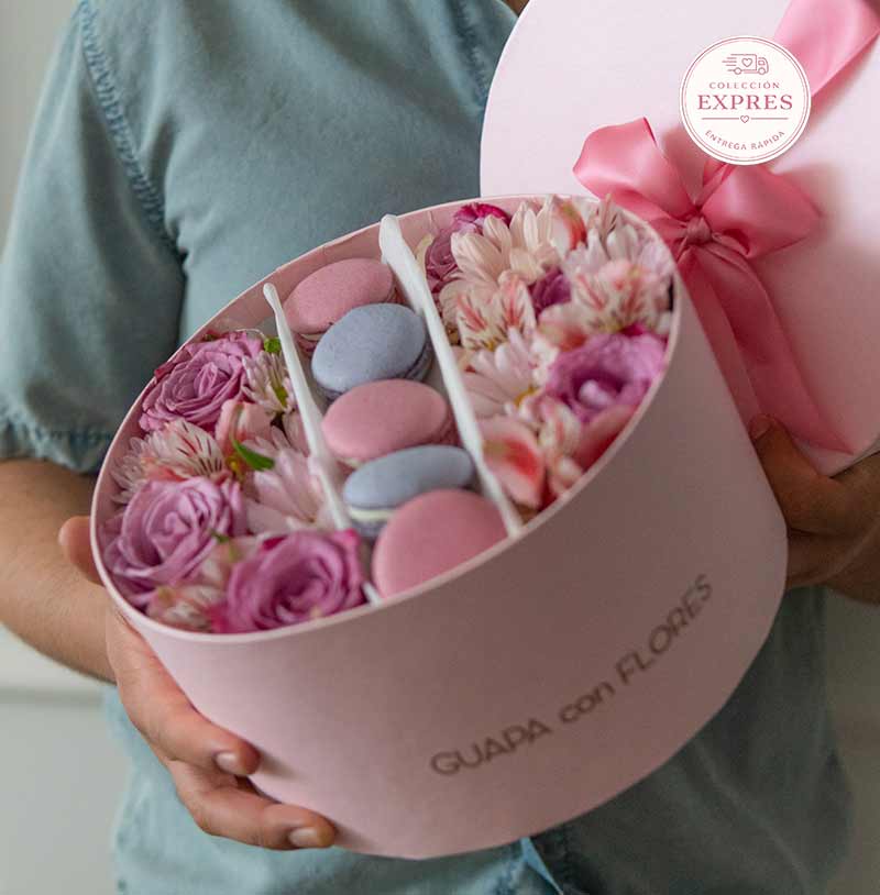 flores en caja con macarrones para regalar
