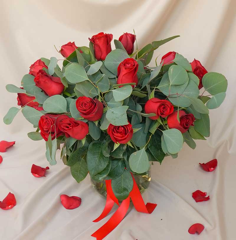 Arreglo de 24 rosas rojas con follaje - 14 de febrero