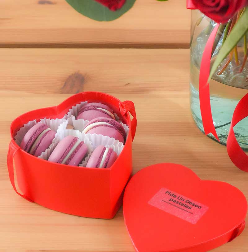 Arreglo de 24 rosas rojas con macarrones  - 14 de febrero