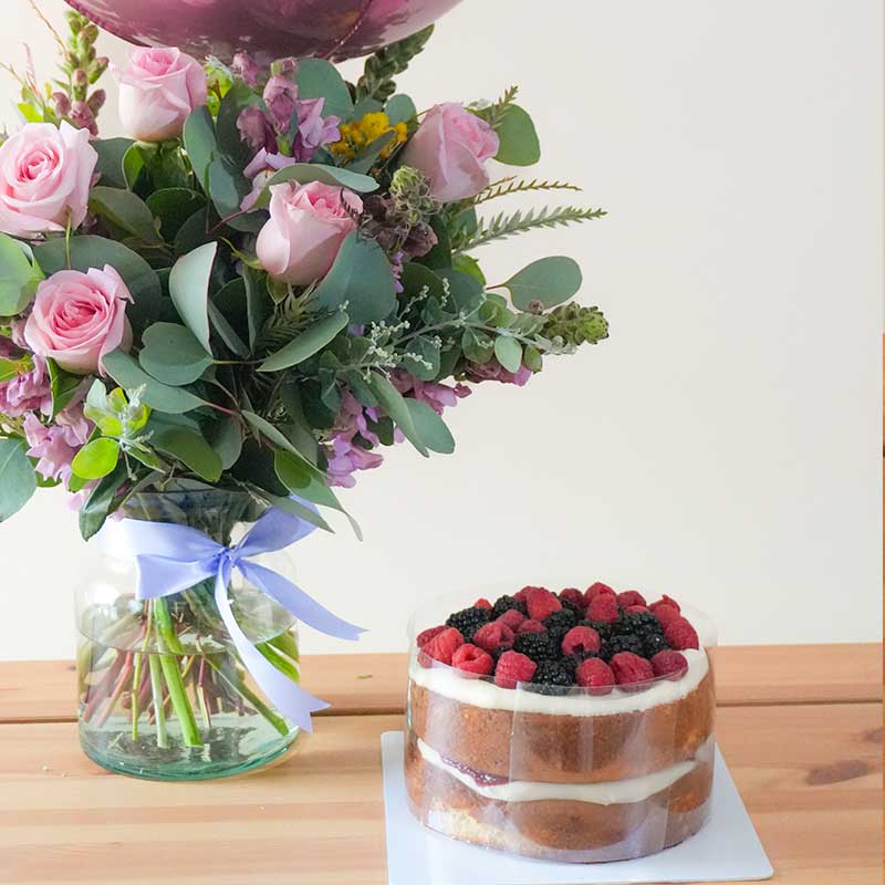 pastel con flores para celebrar cumpleaños