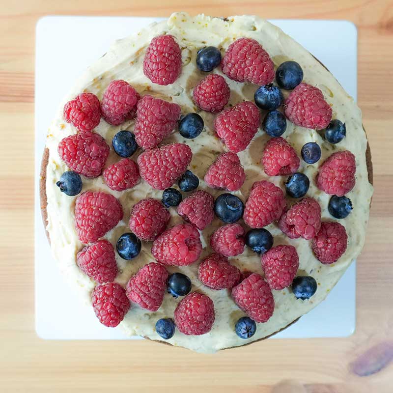pastel de chocolate con frambuesa y pistache
