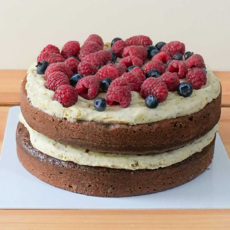 pastel de chocolate con platano con crema de pistache