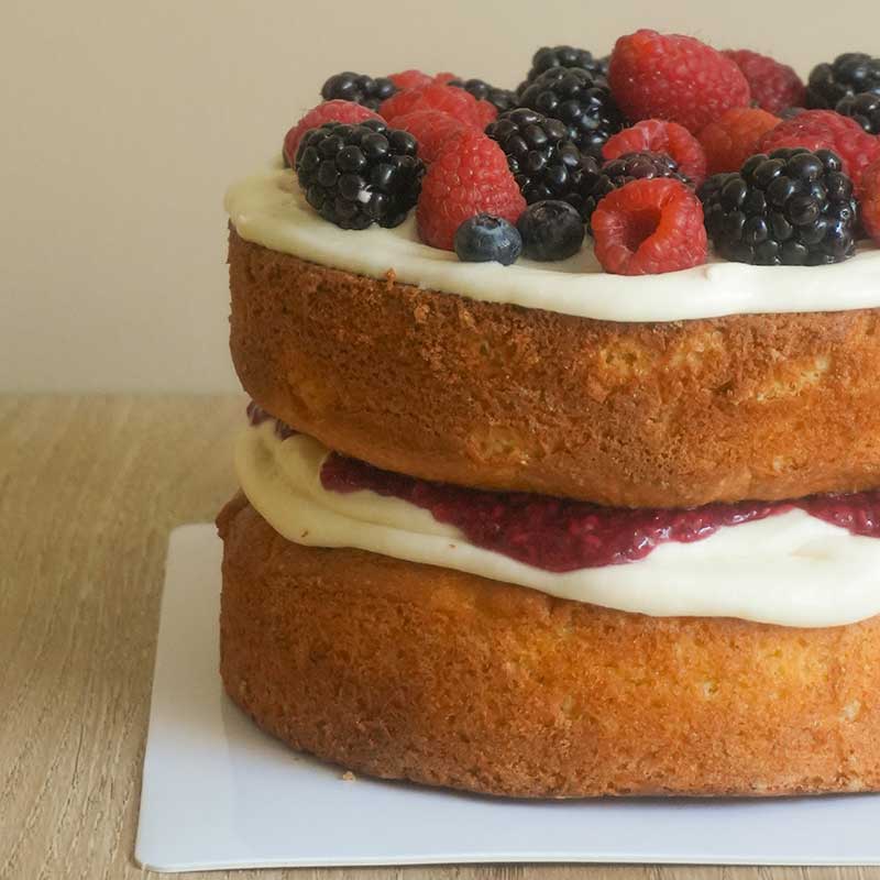 Pastel vainilla con betún de queso y mantequilla  - 10 porciones