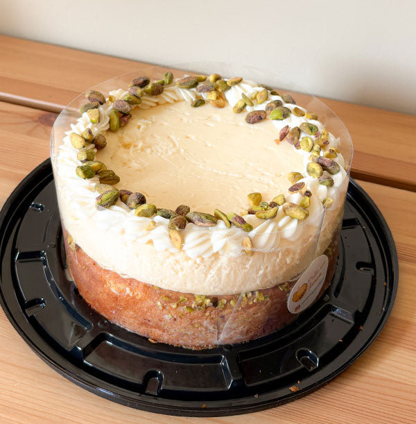 pastel de 3 leches con pistaches para regalar con flores