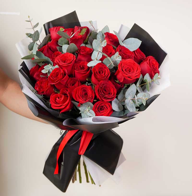 ramo de 24 rosas rojas en papel koraneo