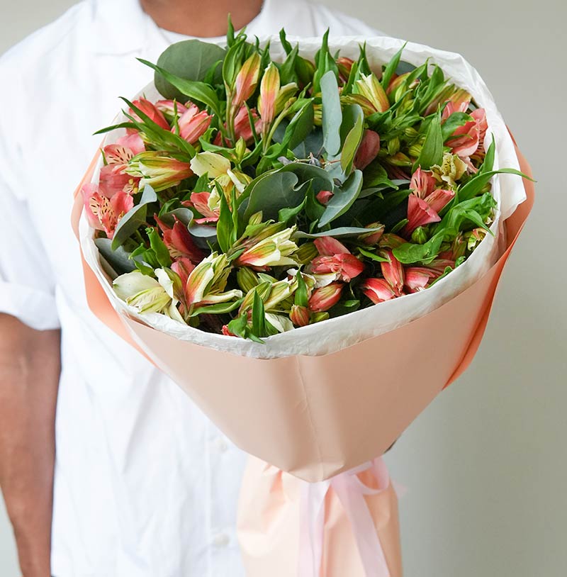 ramo de alstromelias de flores elegantes y baratas