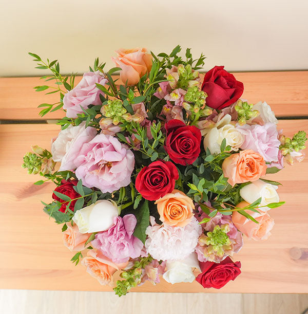 ramo de flores con rosas rojas elegantes y frescas con otras flores