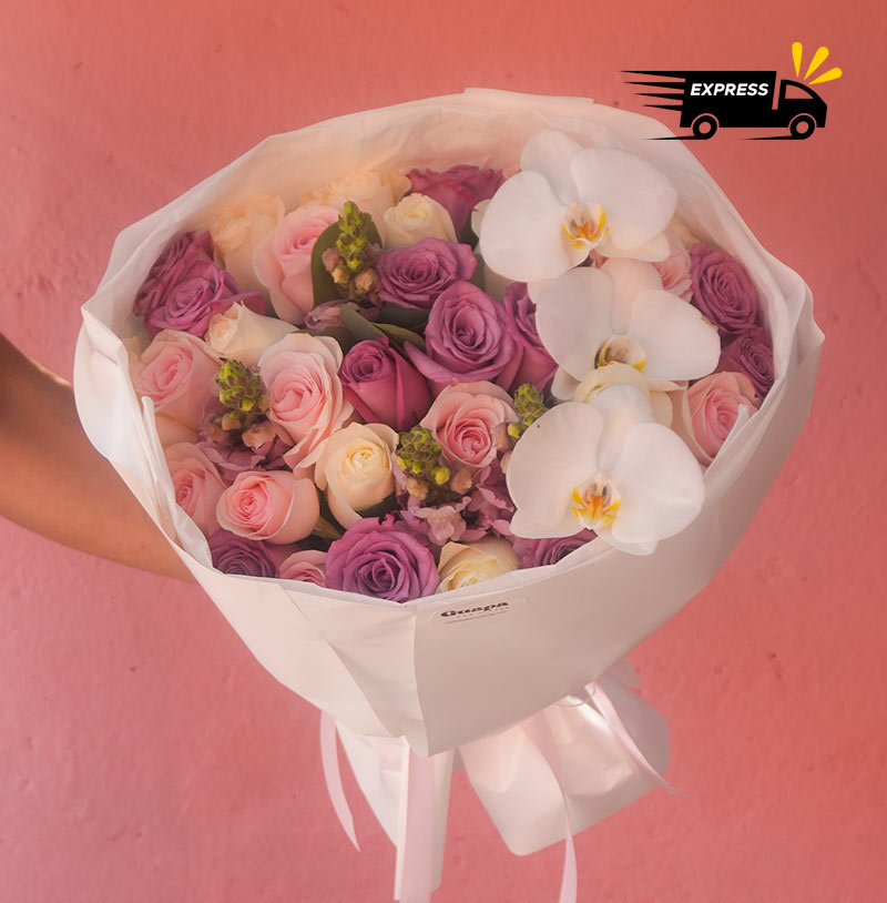 ramo de flores de rosas y orquíodeas para regalar y enviar a domicilio