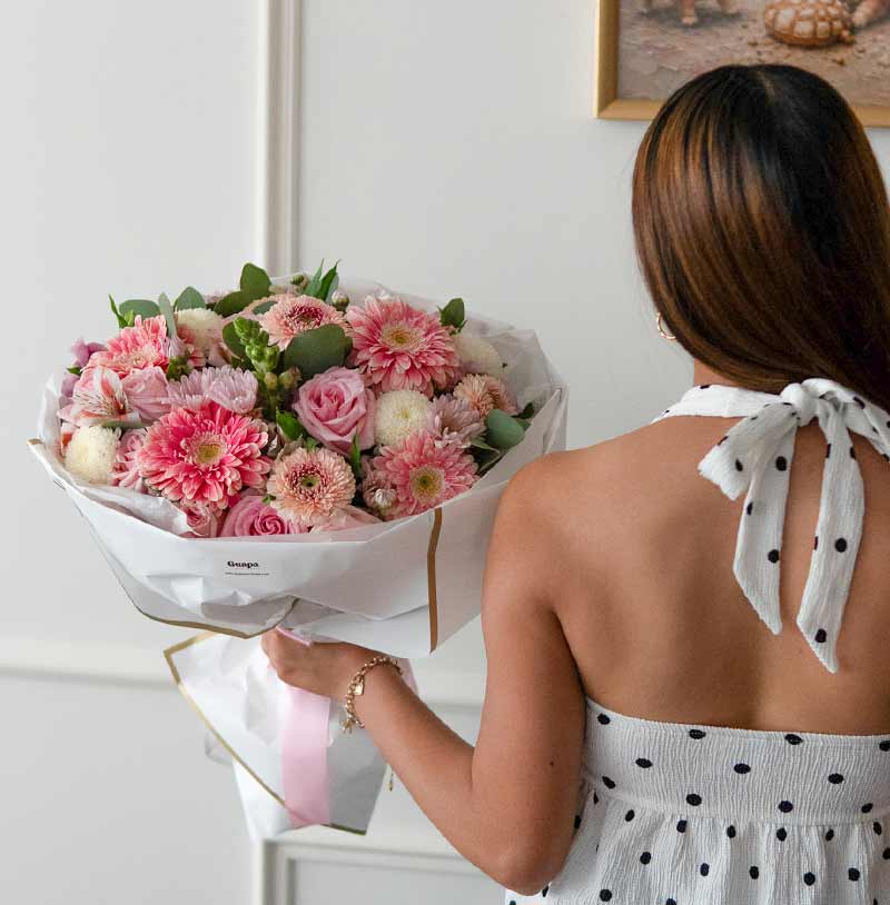 ramo de gerberas con rosas elegante y de lujo
