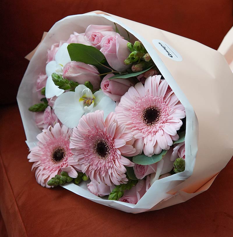 ramo de gerberas con rosas para regalar