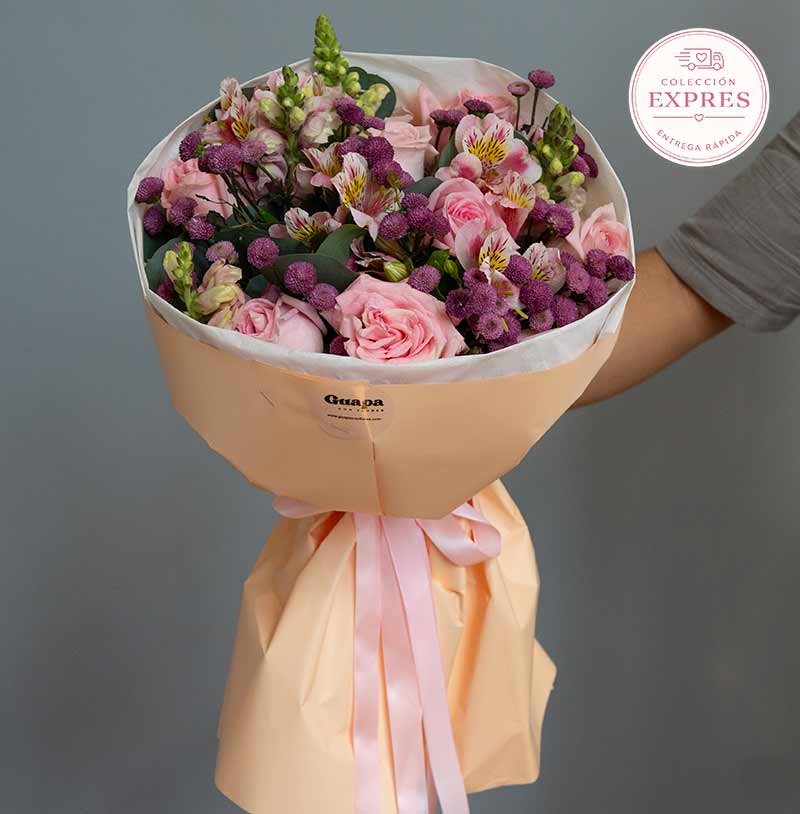 ramo de rosas con alstromelias y flores mix