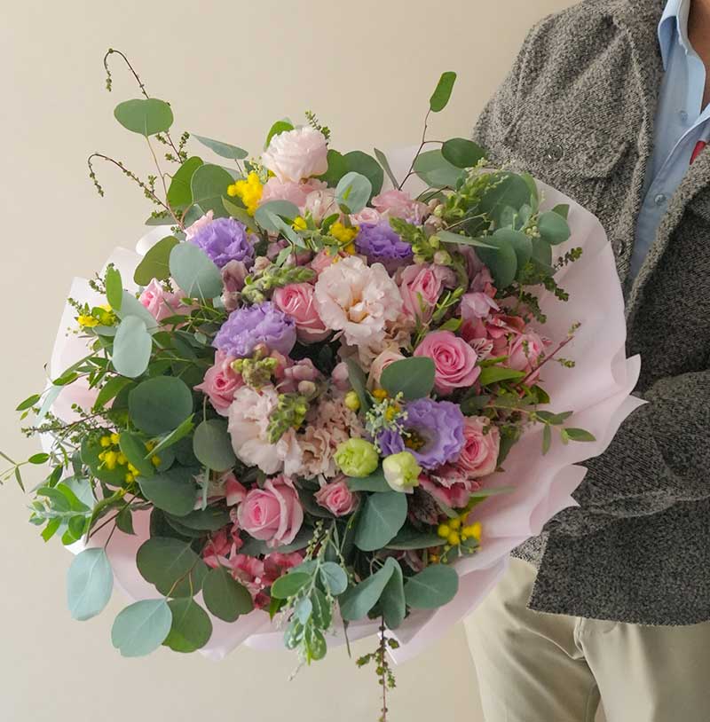 ramo de rosas con lisianthus estilo frances para enviar o celebrar 