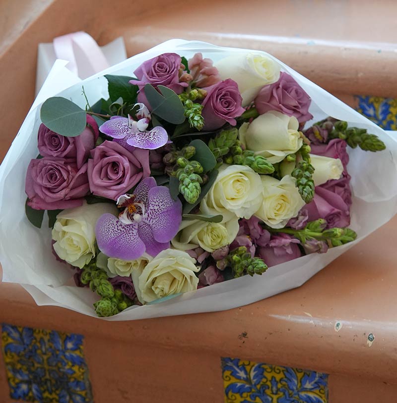 ramo de rosas con orquídeas moradas