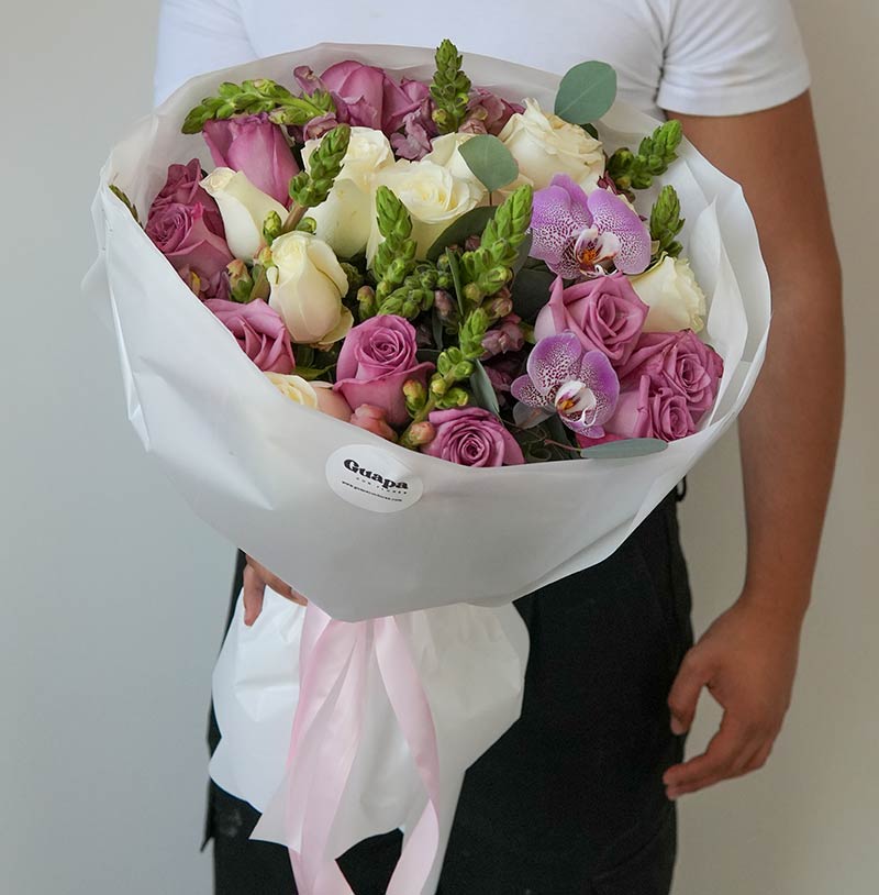 Verena ramo de rosas en dos tonos con orquídeas y florero - Entrega rápida