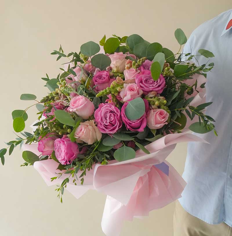 ramo de rosas en tonos rosa y morado para envío a domicilio