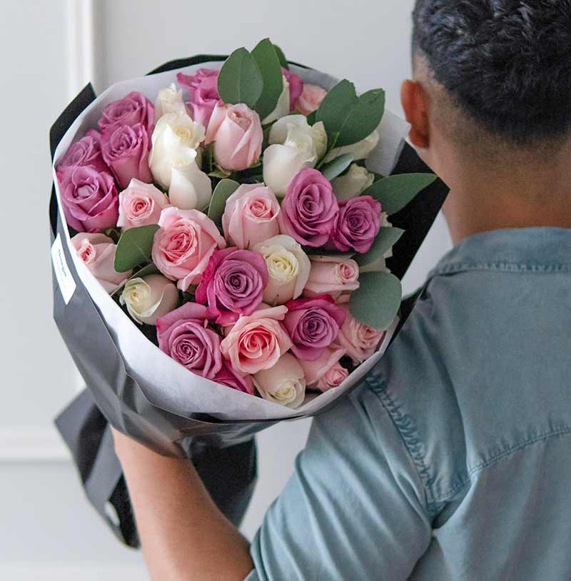 ramo de rosas con colores variados