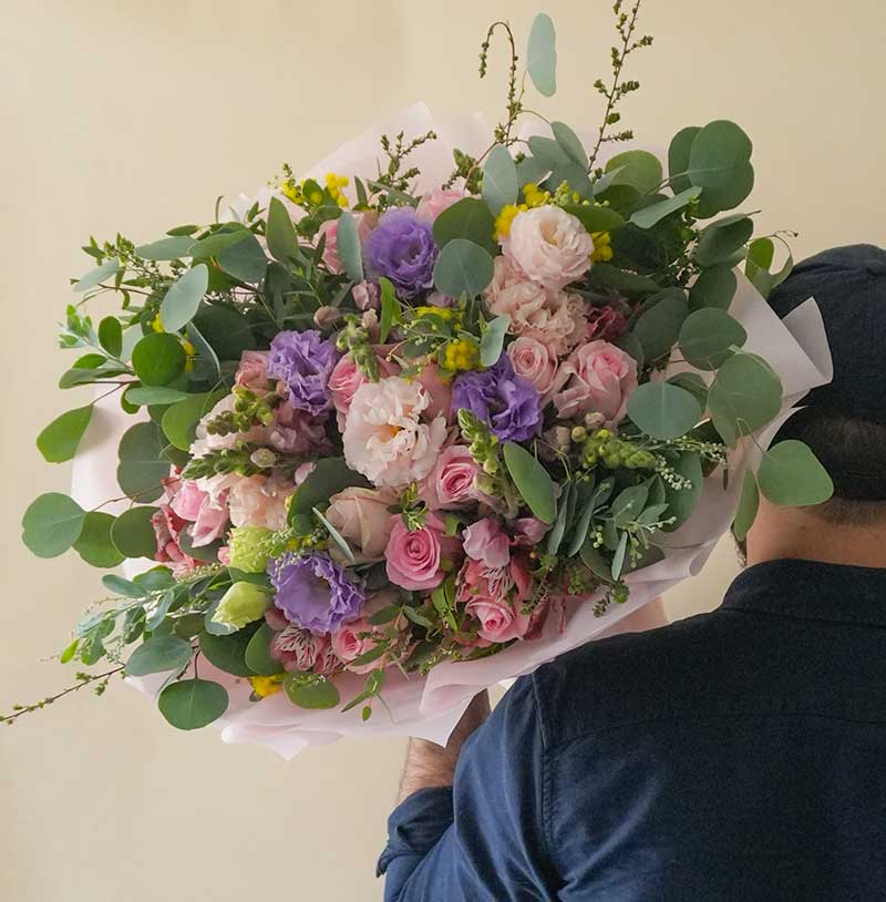 ramo de rosas con lisianthus y rosas en flores para envío