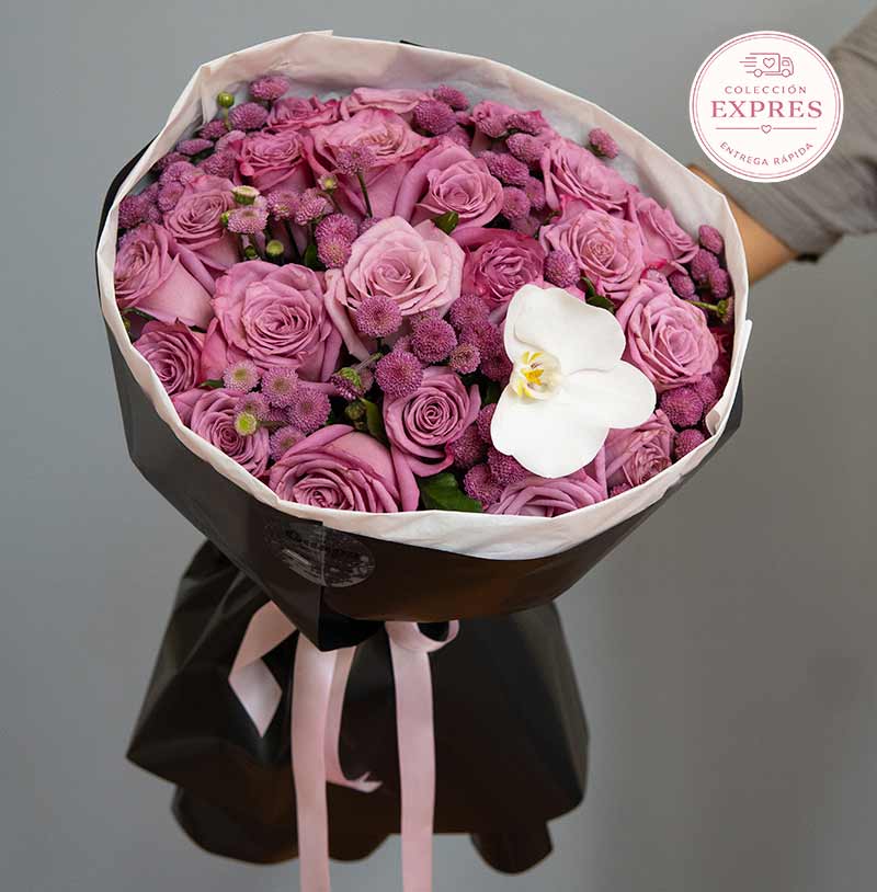 ramo de rosas moradas con orquídeas a domicilio