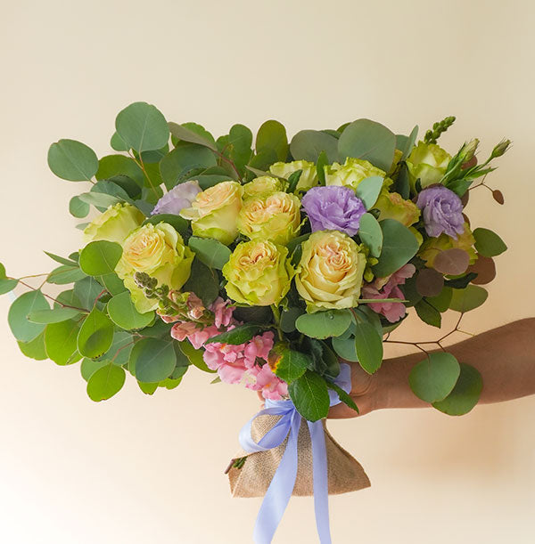 ramo de rosas verdes con lisianthus lila para cumpleaños o celebraciones