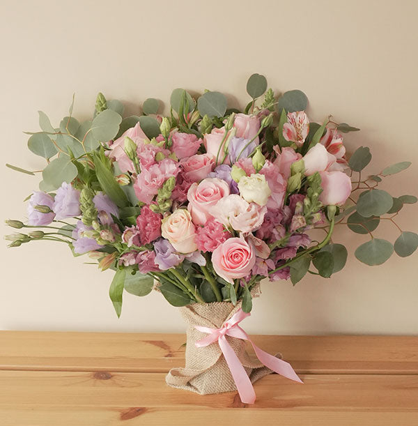 ramos de flores con rosas y lisianthus fresco para enviar