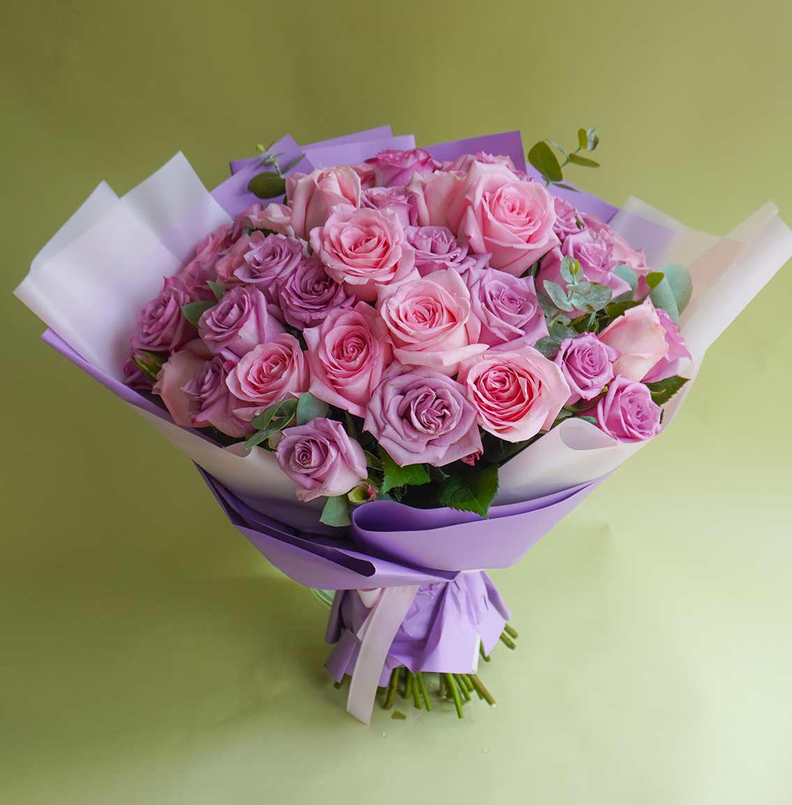 ramo de 50 rosas moradas estilo buchón