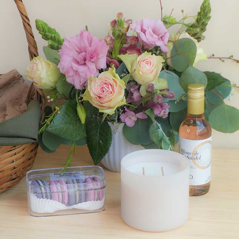 Regalo de flores, macarrones y vela
