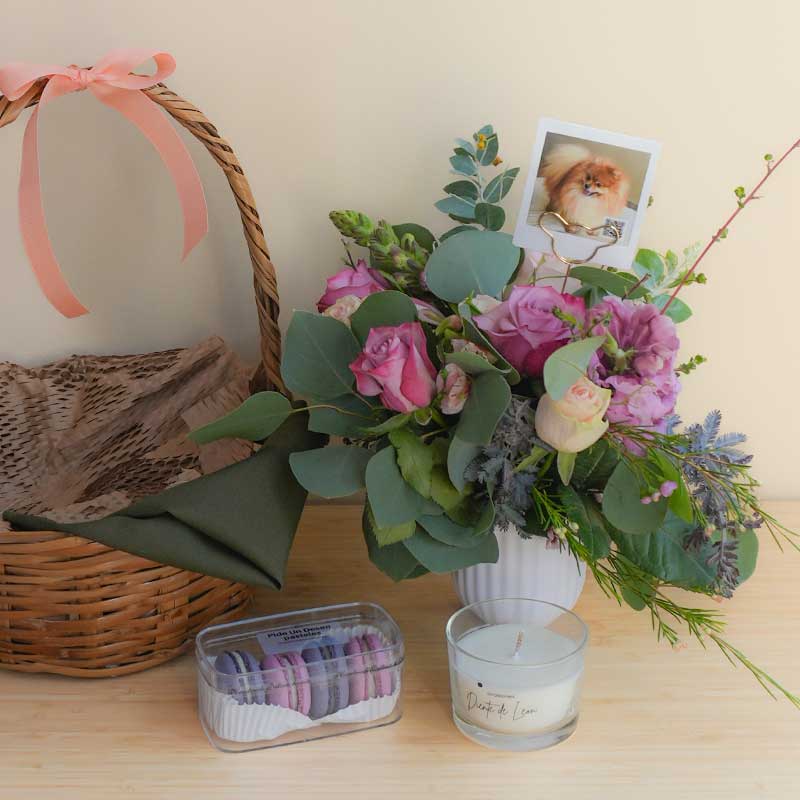 Regalo de flores, macarrones, vela y foto personalizada