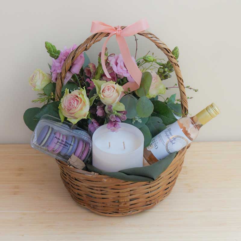 Regalo de flores, macarrones y vela