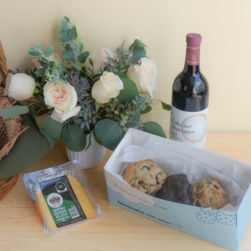 Regalo de agradecimiento con vino, queso.galletas y flores blancas