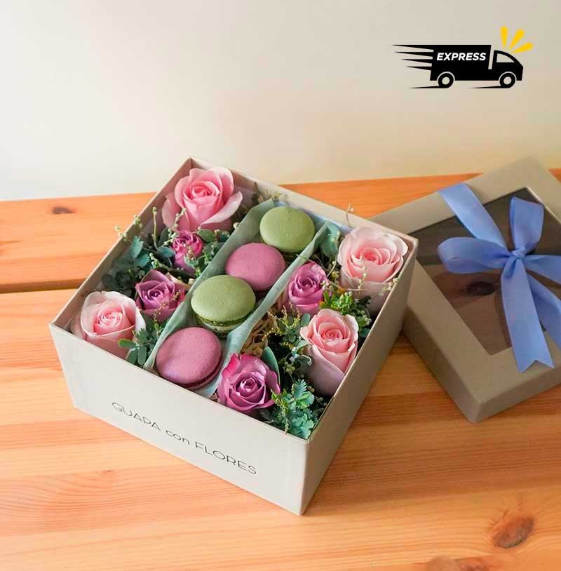 regalo de arreglo de flores con macarrones y flores