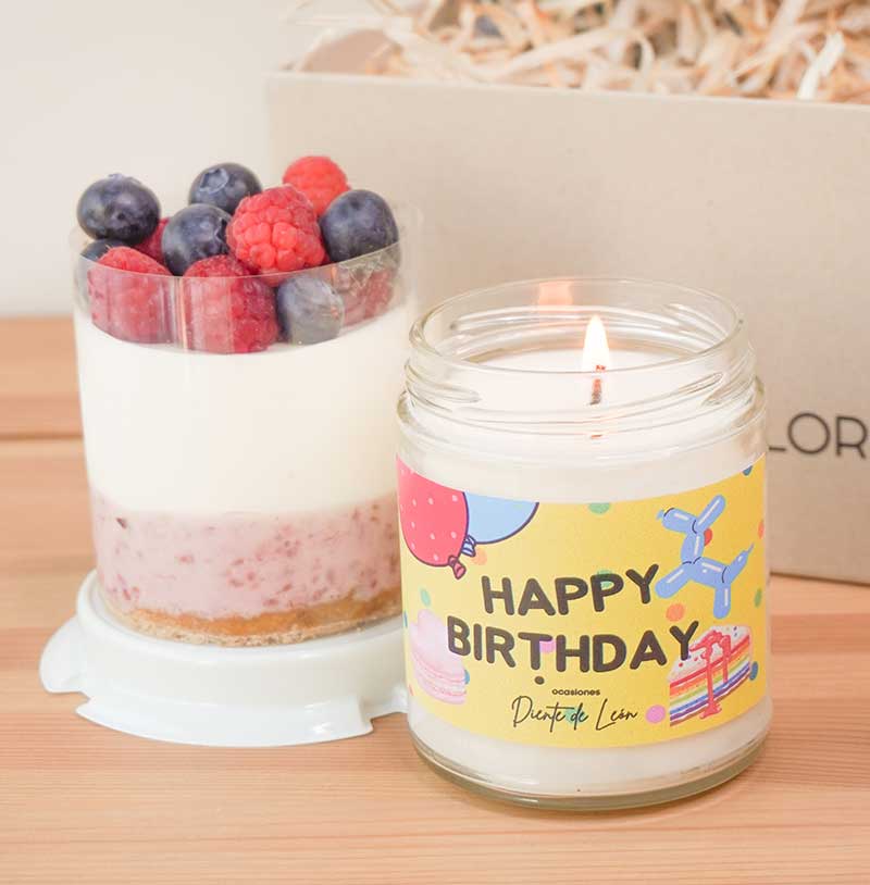 regalo de cumpleaños con pastel y vela