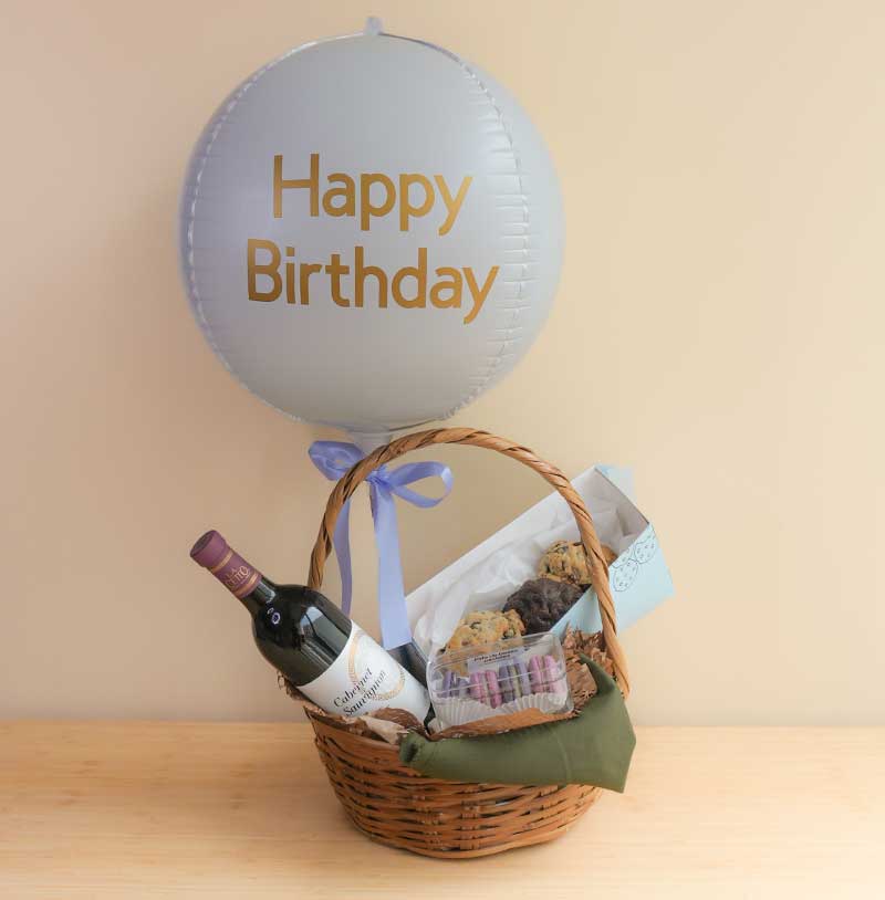 Regalo de cumpleaños con vino y globo