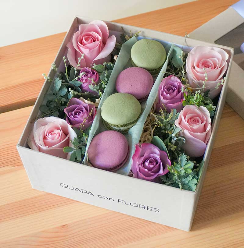 regalo de flores con macarrones