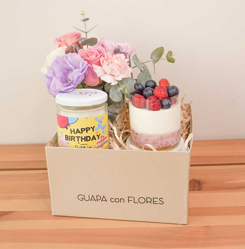 regalo de flores con pastel de cumpleaños 