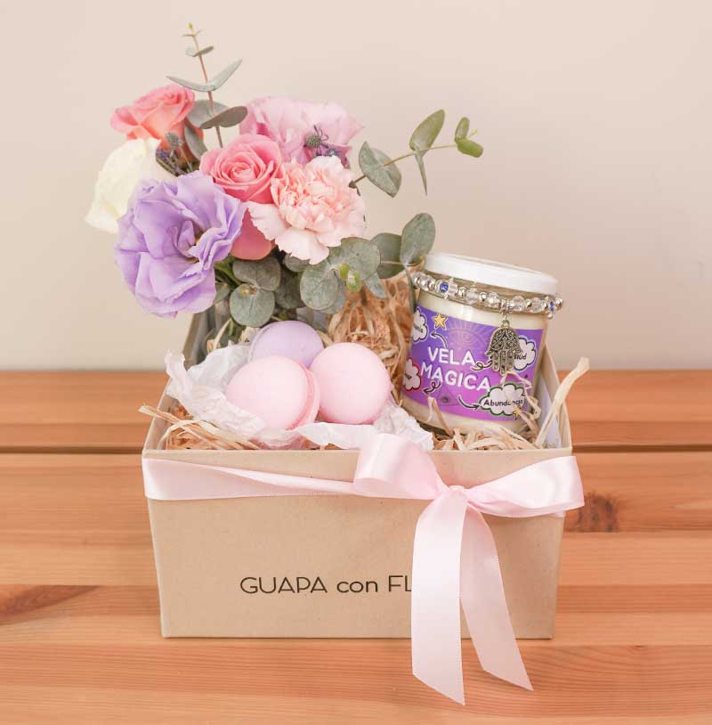 regalo de macarrones vela y flores de la buena suerte