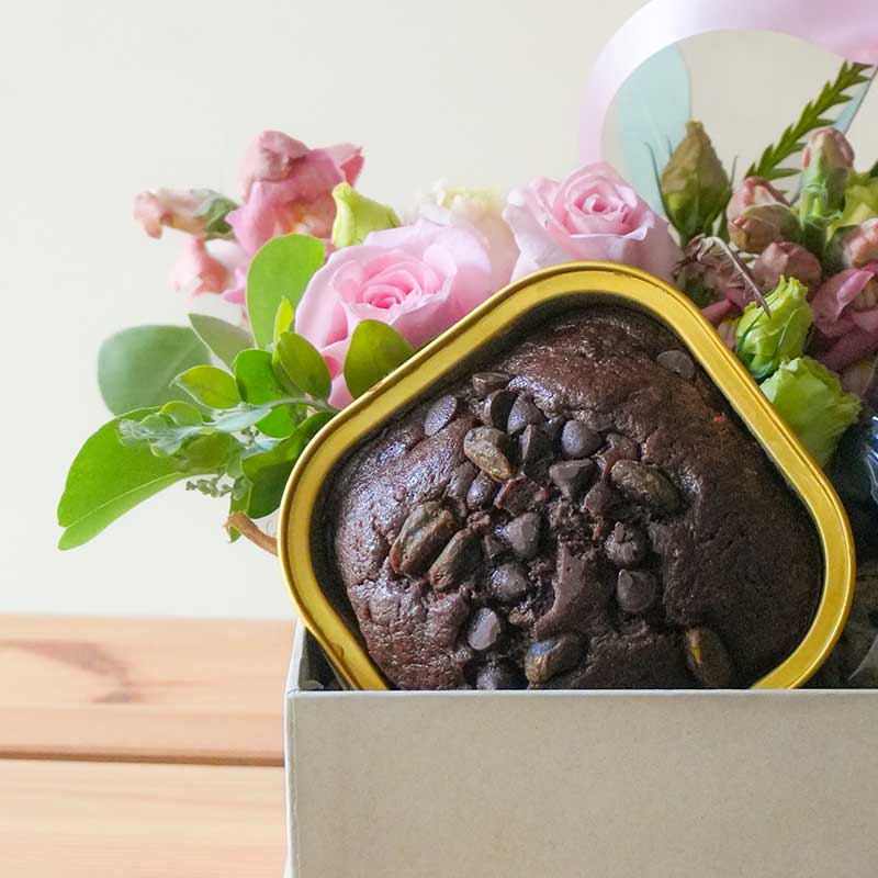 regalo de pastelito de chocolate con flores a domicilio