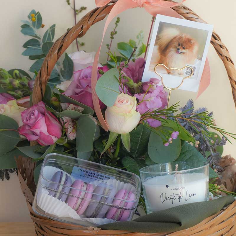 Regalo de flores, macarrones, vela y foto personalizada
