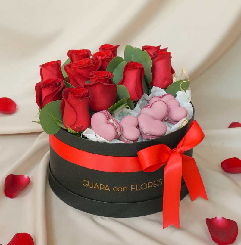 Regalo con macarrones y rosas rojas- 14 de Febrero